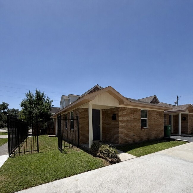 Building Photo - 815 Waverly St