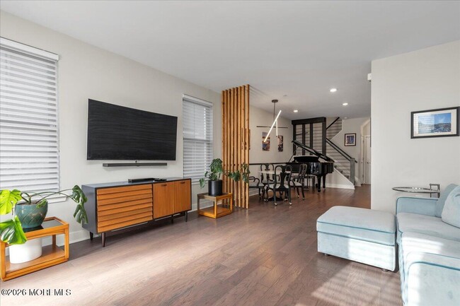 Photo - 29 Midway Rd N