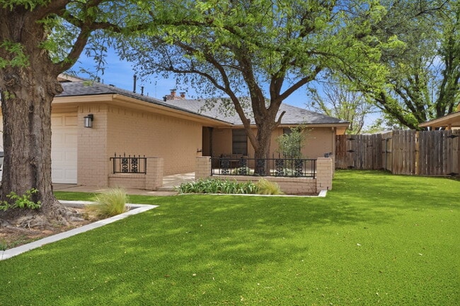 Building Photo - Built for the Way You Actually Live, Priced for Your Budget! Unit B