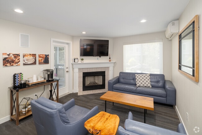 Willows Court Apartments - Resident Lounge