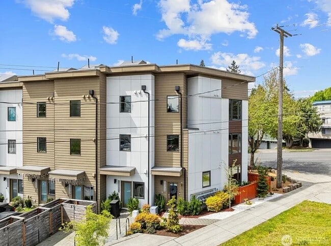 Building Photo - Greenwood Townhome