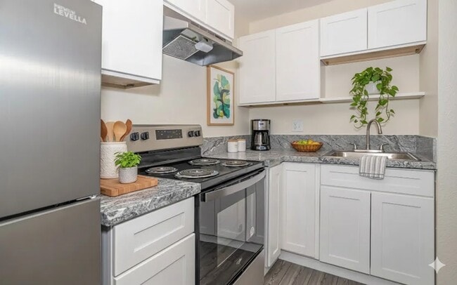 Cocina moderna renovada - Shoreline Plaza