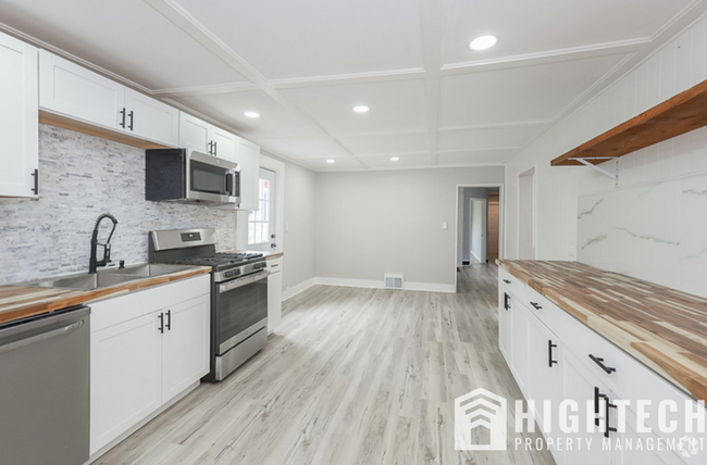 Building Photo - Spacious 3 bedroom/2 Bath Single Family Ho... Rental
