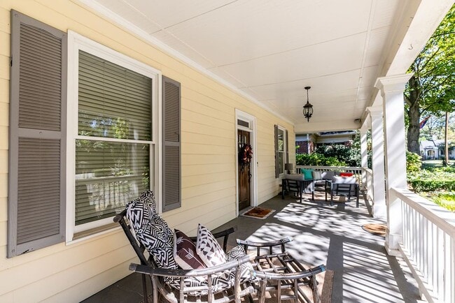 Photo - 1084 Sanders Ave SE