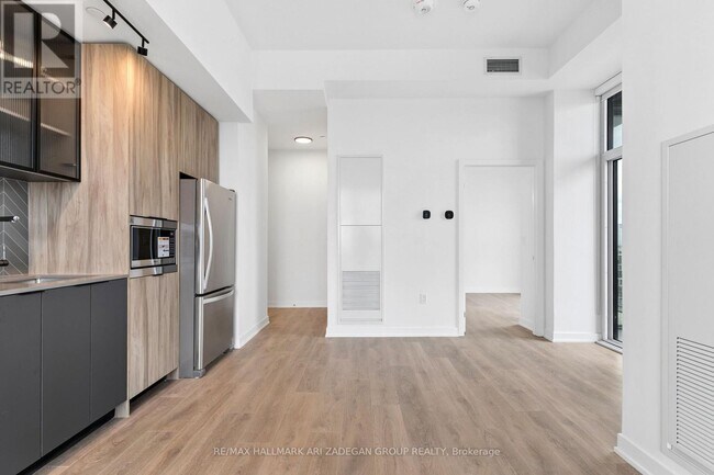 Photo - 1037 The Queensway Unit 902