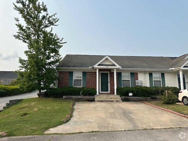 Building Photo - Beautiful 2 BR, 2 BA end-unit townhome in ...