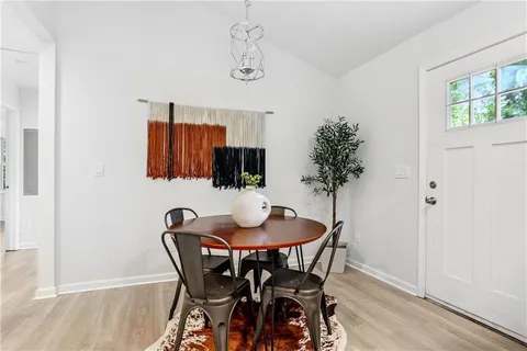 Photo - 872 Glenway Dr SW