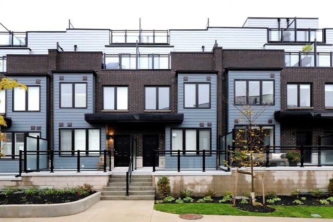 Building Photo - Executive Townhouse w/ Beautiful Upgrades