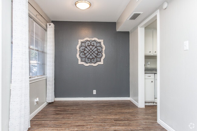 2 Br, Dining Room