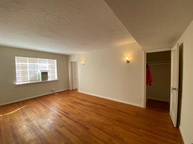 Photo - Lee Terrace Apartments Unit 4