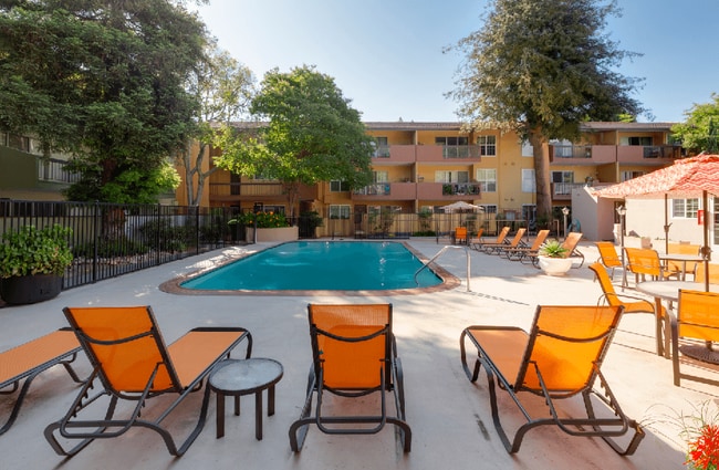 Redwood Plaza Apartments