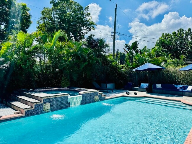 Building Photo - 1728 NE 40th St