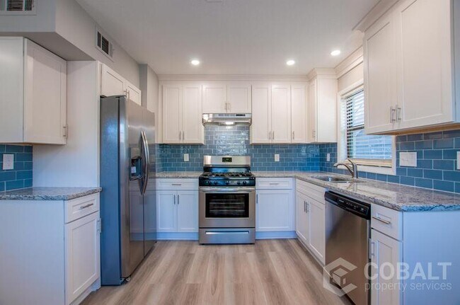 Photo - 886 St Charles Ave NE