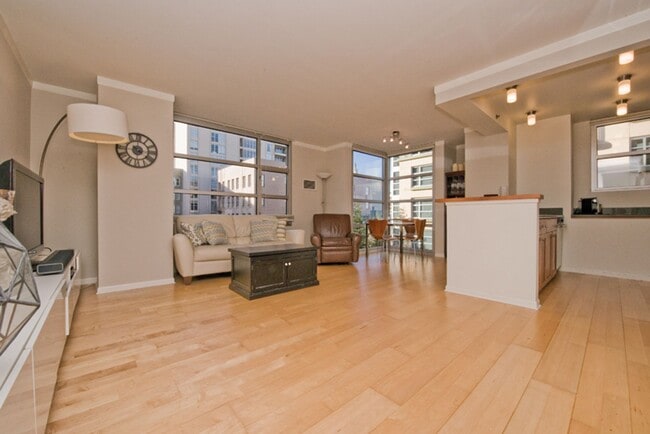 Photo - 680 Unit 611