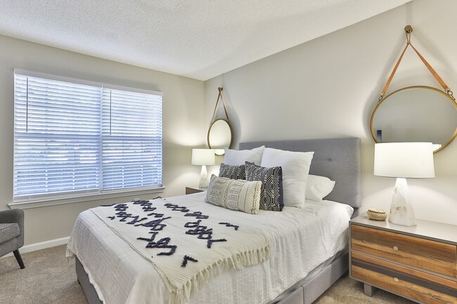 Crestmont at Thornblade Apartments