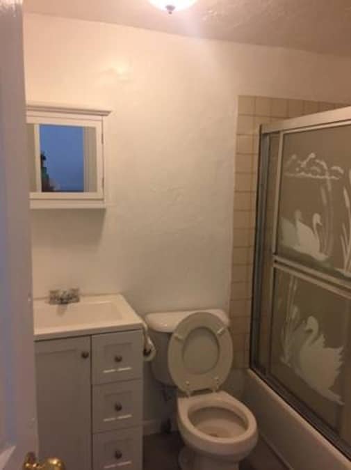 Building Photo - 8 Adella Pl Unit 2R