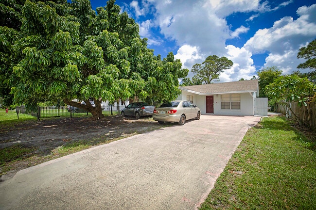 Building Photo - 2346 Caroma Ln Rental