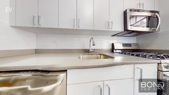 Building Photo - 20 Fifth Ave-6D Unit 6D