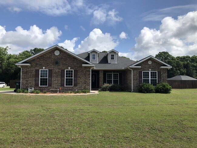 Spacious and Charming 3-Bedroom Home - Lud... - Spacious and Charming 3-Bedroom Home - Lud...
