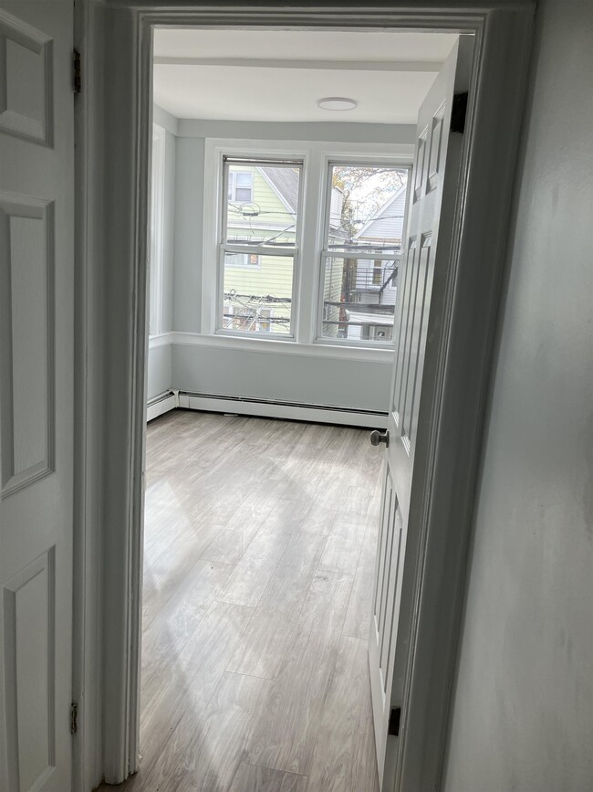 Photo - 127 W 51st St