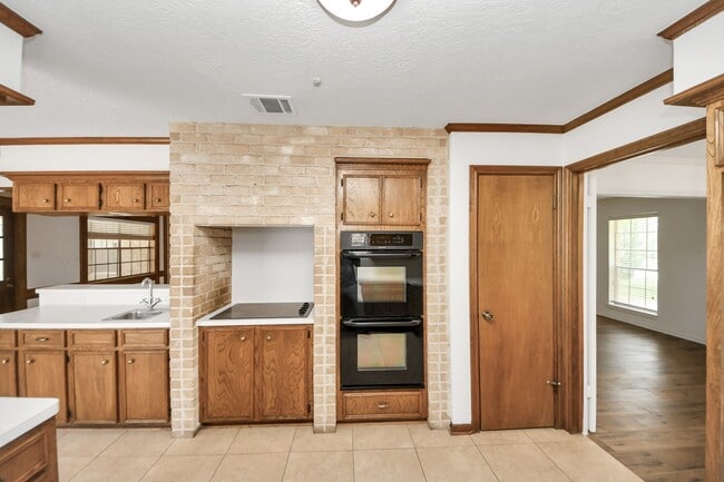 Photo - 8006 Oakington Dr