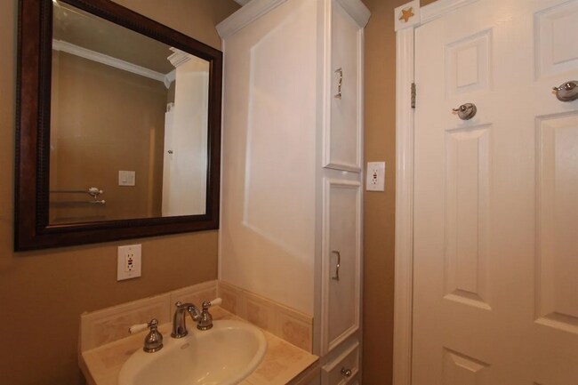 Photo - Centrally Located 2/1!