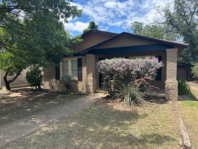 Building Photo - Nice Two Bedroom - Heart of Lubbock