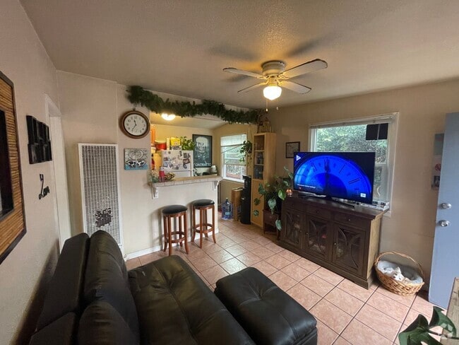 Building Photo - Awesome beach cottage across the Street fr... Unit 5133 West Point Loma Blvd Rental