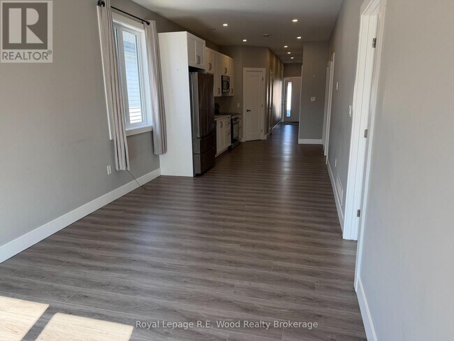 Photo - 335 John St S