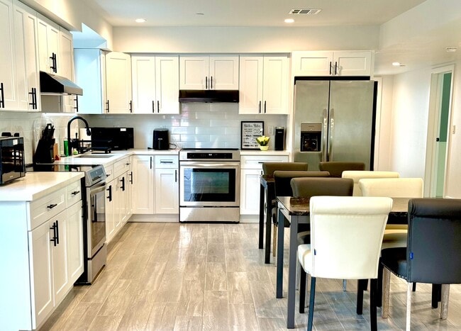 Photo - 1597 W 37th St Unidad 01