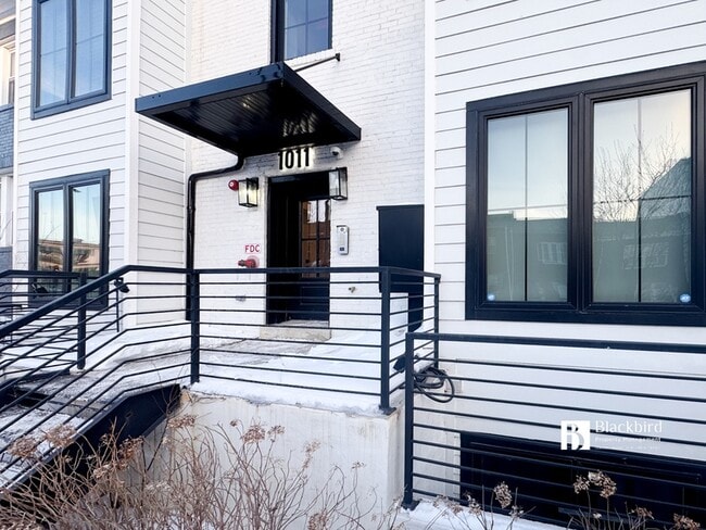 Building Photo - 1011 18th St NE Unit 6