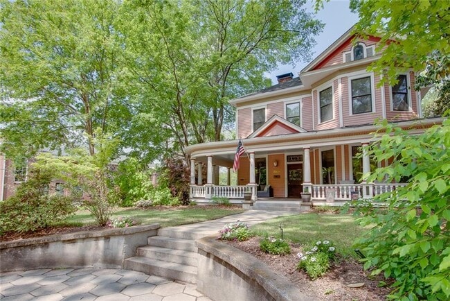 Photo - 860 Euclid Ave NE