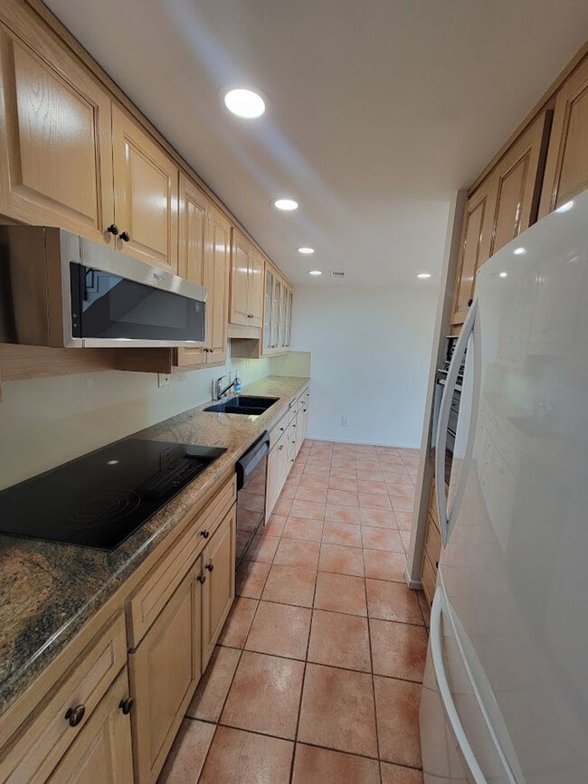 Photo - HUGE UPPER 1BD/1.5BA CONDO WITH LOFT, PARKING LAUNDRY AND 2 PRIVATE BALCONIES!! Unidad 403