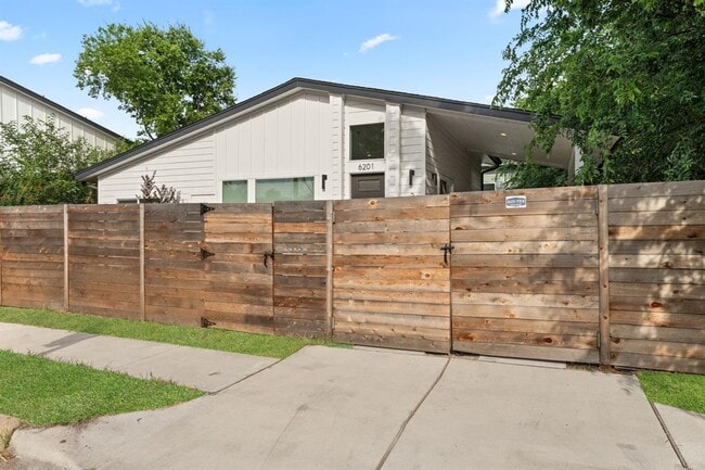 Photo - 6201 Caddie St