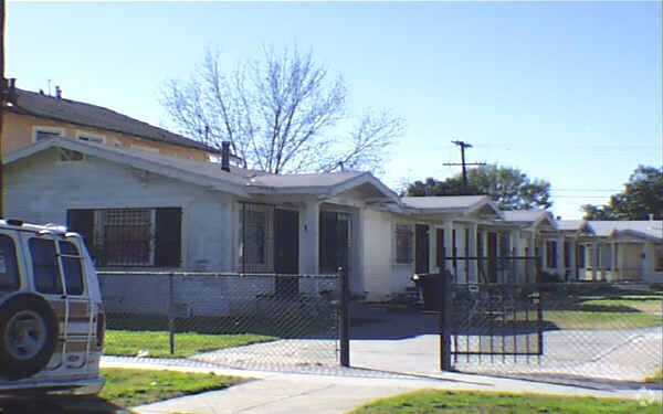 Photo - 4419 Towne Ave Apartments
