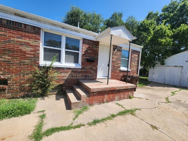 Building Photo - $695 - 1 bed 1 bath - Duplex Unit 548 N Oliver