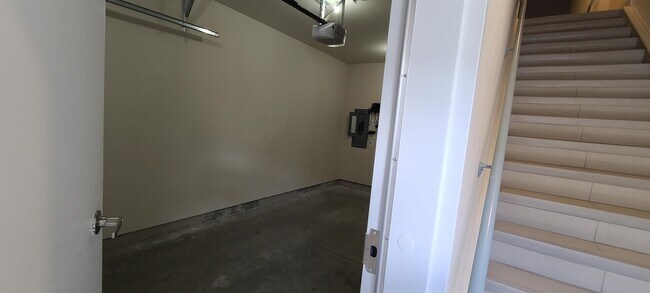 Photo - 550 Sandison St