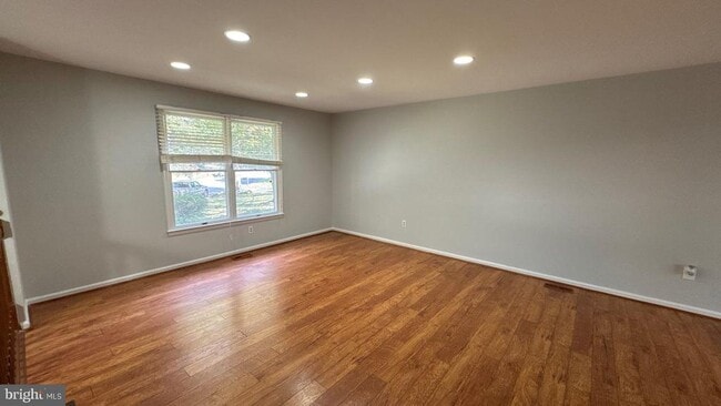 Photo - 4725 Salterforth Pl