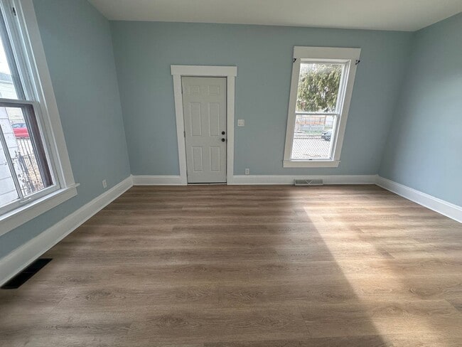 Photo - CUTE 2 BEDROOM HOUSE WITH LARGE BACKYARD IN HAMILTON!