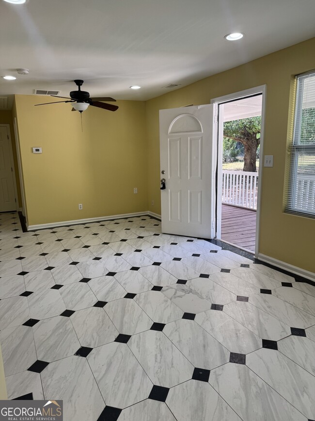 Photo - 400 Tunis Rd