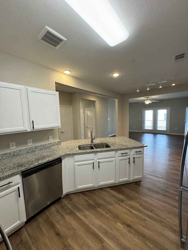 Building Photo - 315 Willow Grv Wy Unit 2102