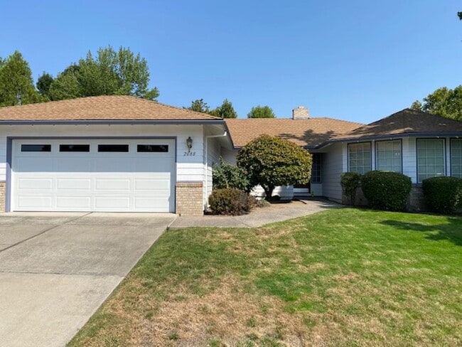 Building Photo - LARGE SINGLE FAMILY HOME, ONE LEVEL W/ FEN...