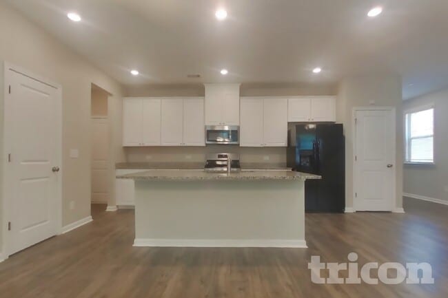 Photo - 305 Knowles Pl