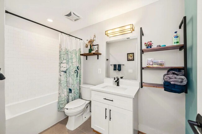 Photo - Sunny 1 bed + den 870 sq ft in heart of Pe...