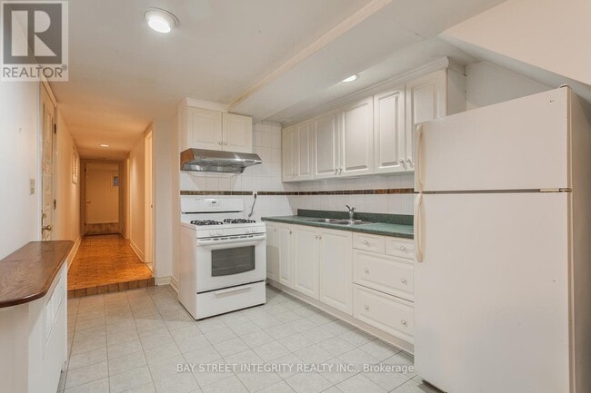 Photo - 261 Markham St