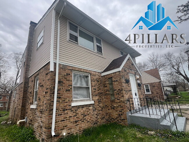"Spacious 4-Bed, 2-Bath Gem on Kentucky St... - "Spacious 4-Bed, 2-Bath Gem on Kentucky St... Apartment