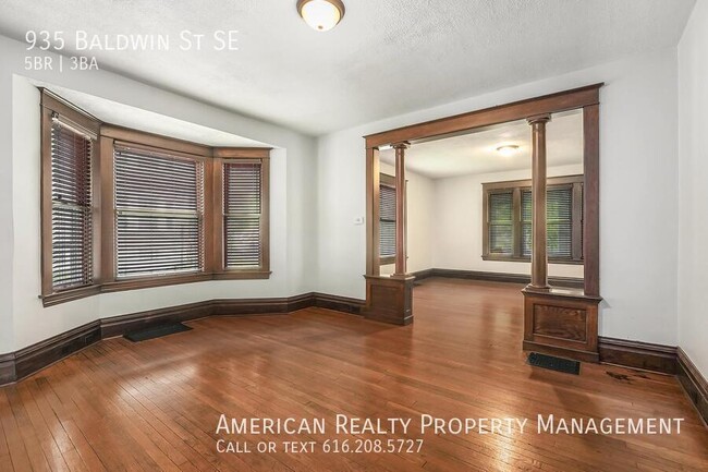 Photo - 935 Baldwin St SE