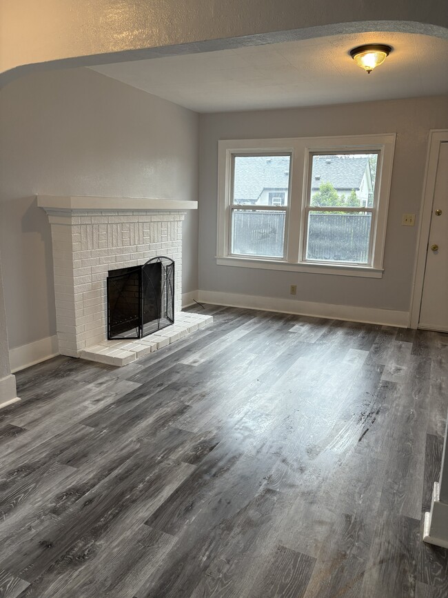 Building Photo - 447 16th St SE Unit 447 16th St SE