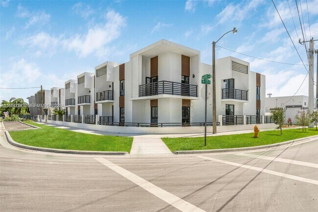 Photo - 16955 SW 100th Ave Unit 8