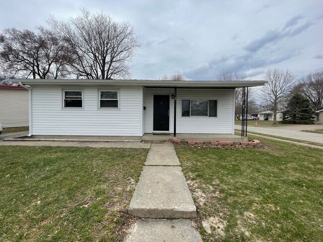 Building Photo - Updated 3 Bedroom